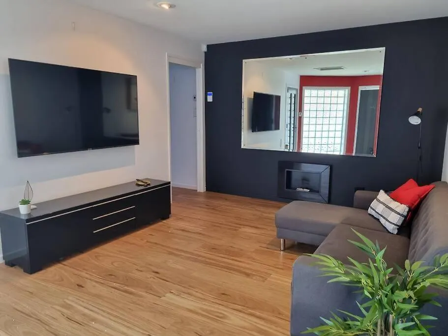 Beachside Beauty- Large Family Home In Scarborough