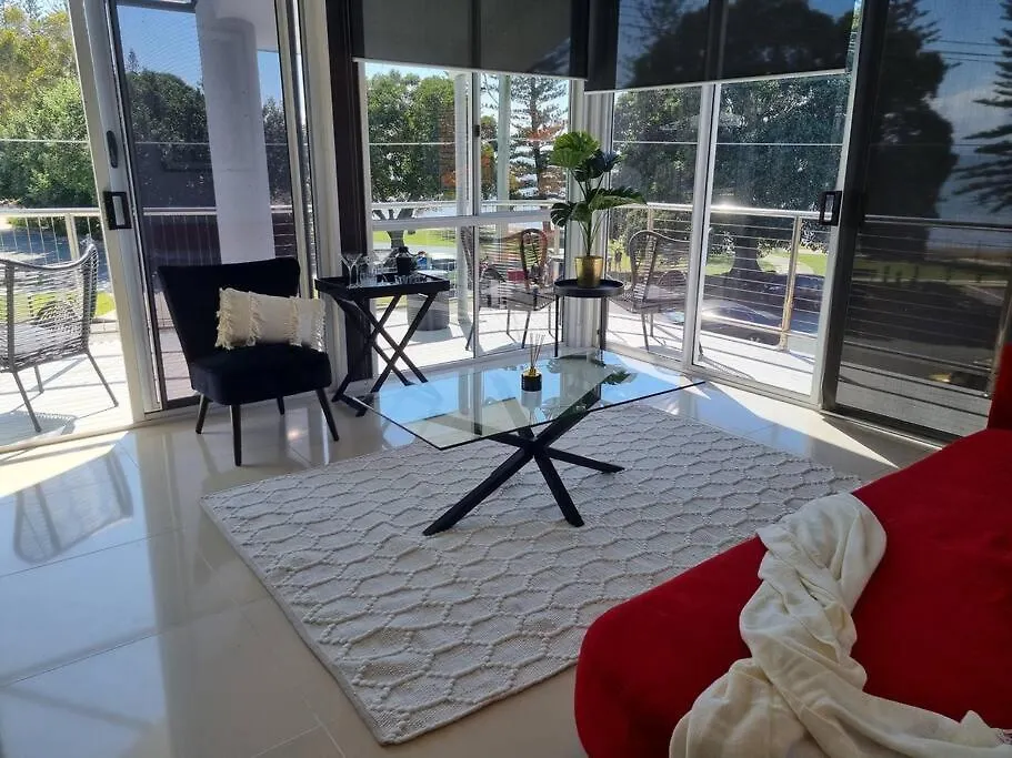 Beachside Beauty- Large Family Home In Scarborough
